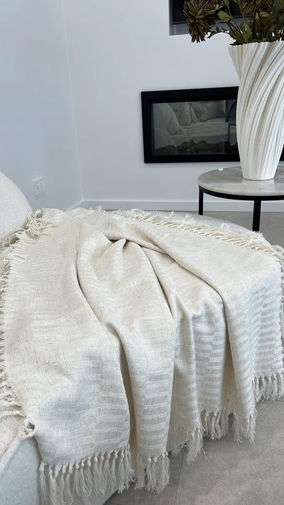 Dove neutral Throw