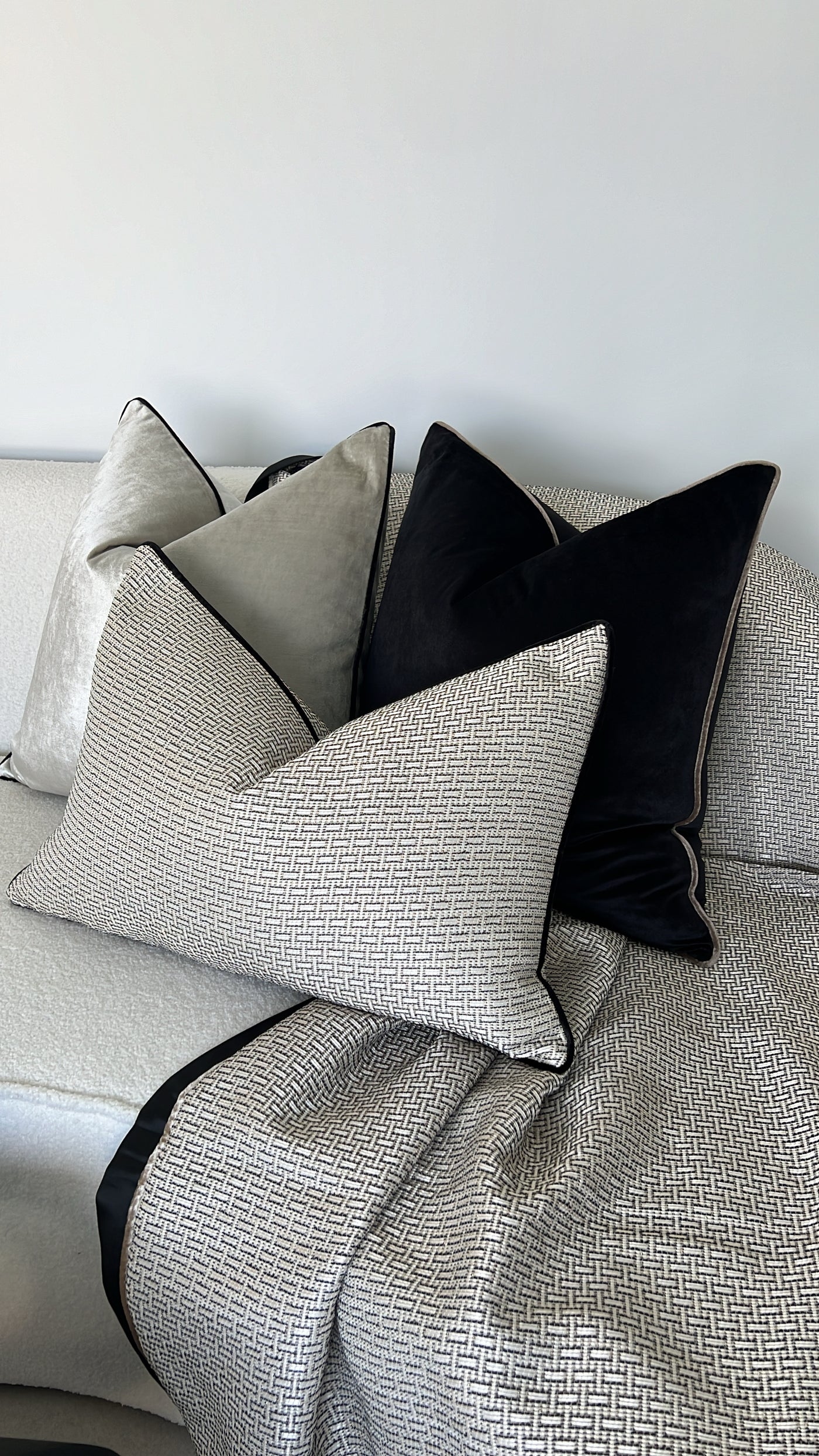 Senyorita black/ dark champagne trim cushion