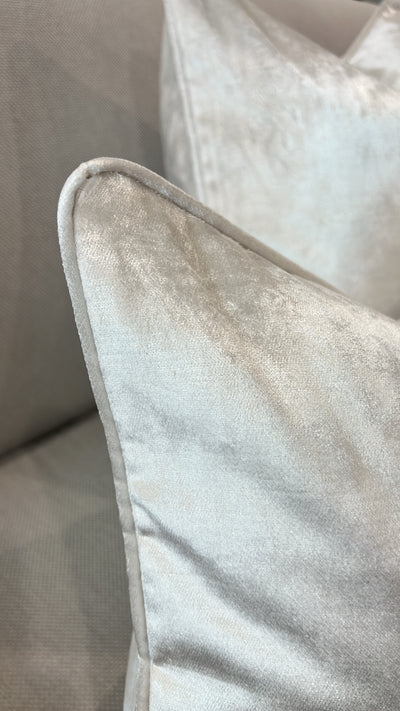 De-luxe pearl velvet cushion