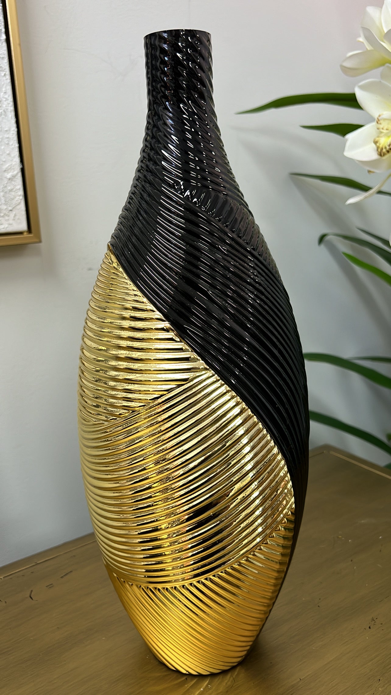 Martina black and gold vase