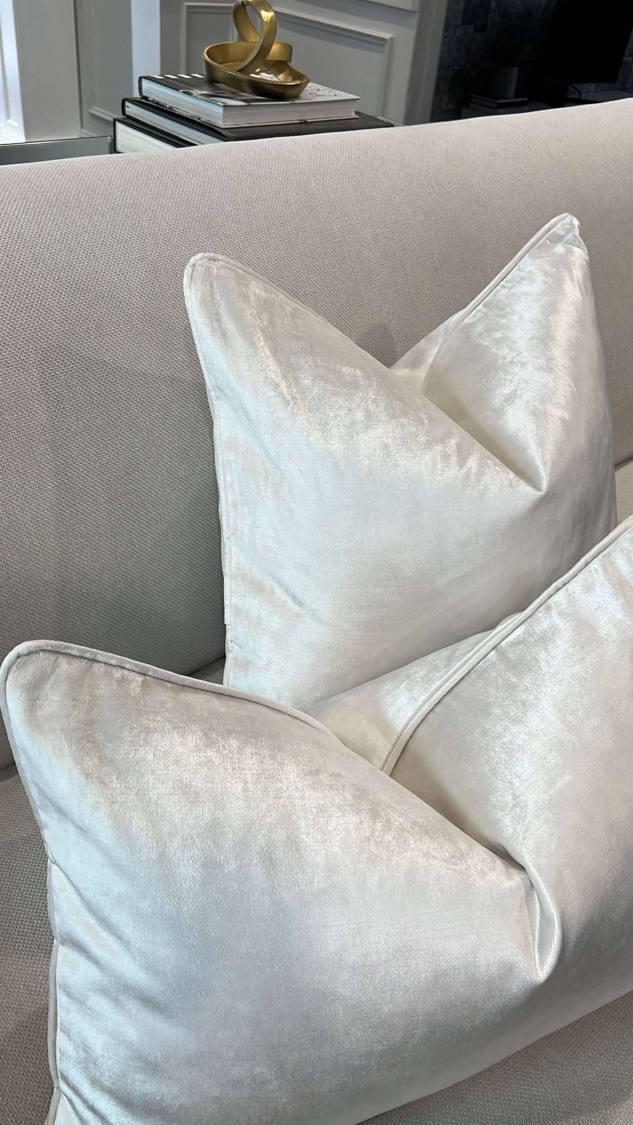 De-luxe pearl velvet cushion