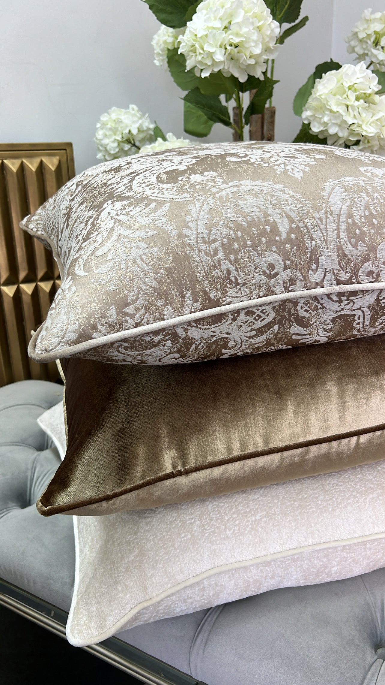 De-luxe brass velvet cushion