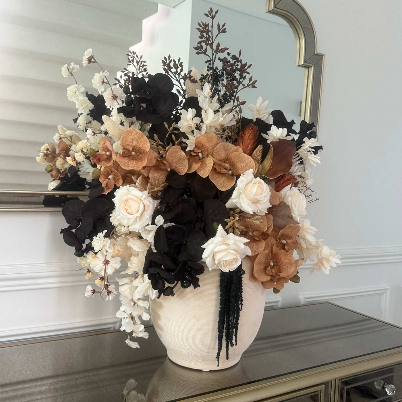 Eliana blooms flower Arrangement