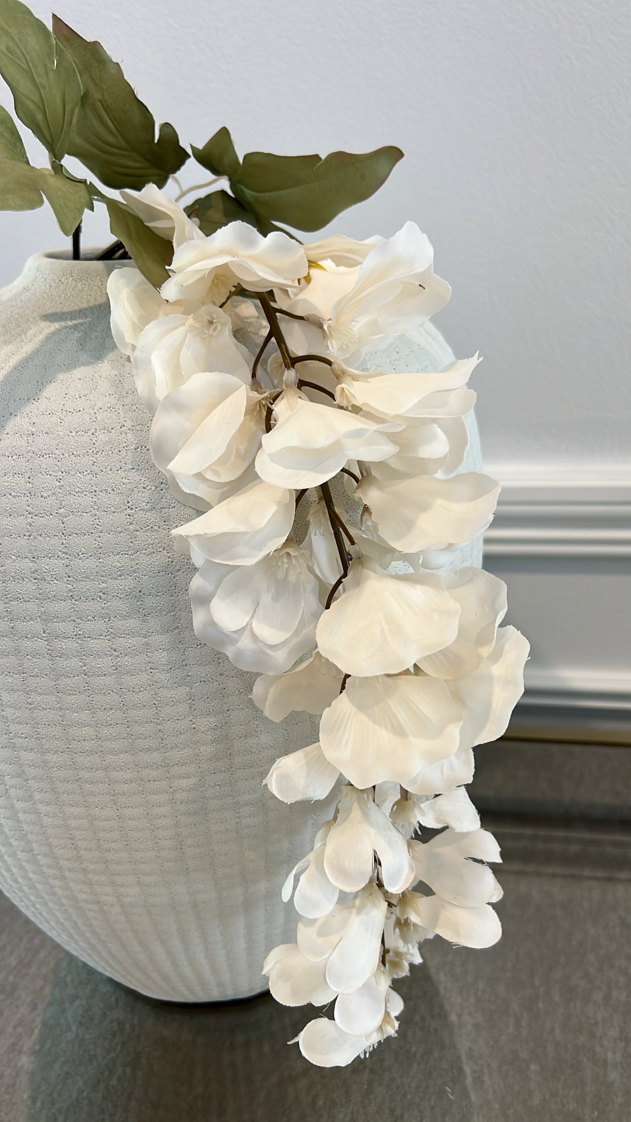 Wisteria artificial stem                                 Available in 3 colours