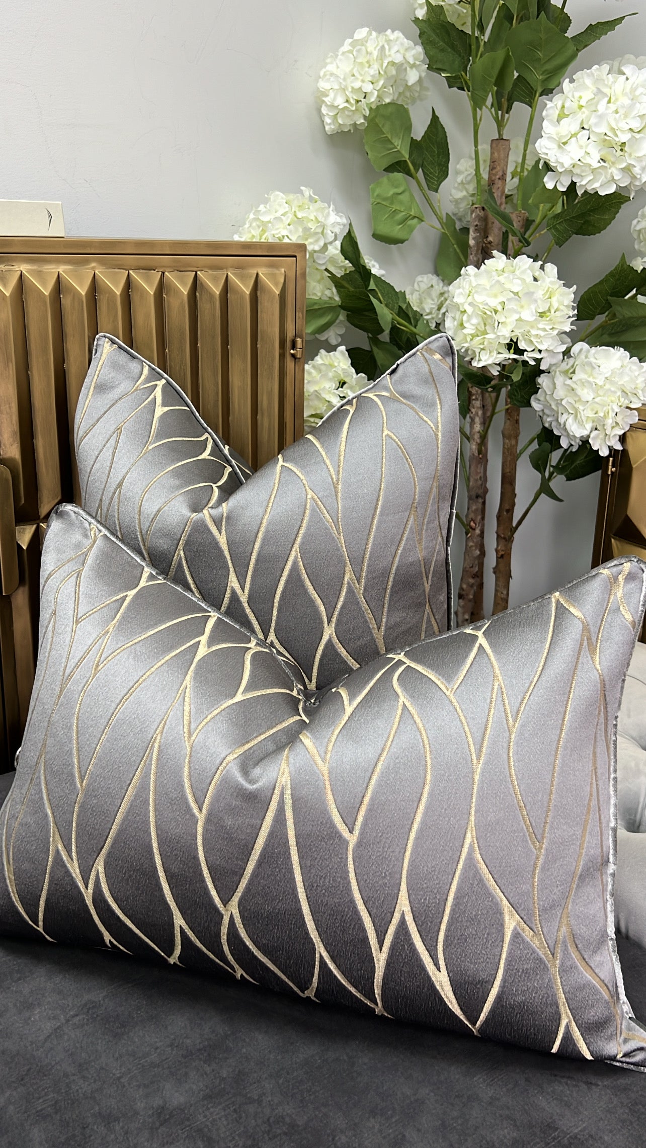 Zillara silver cushion