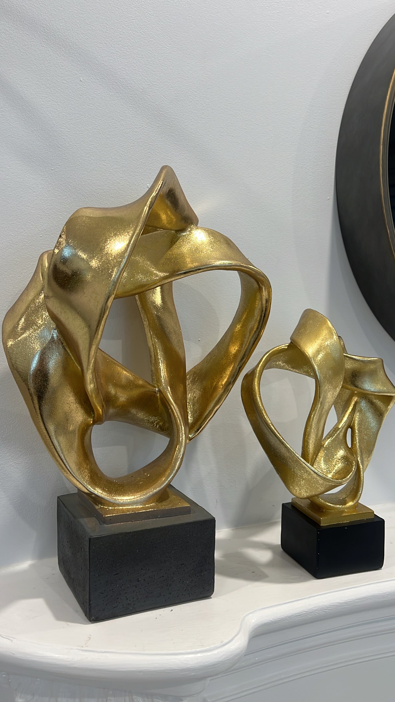 Intertwine resin gold sculpture stand - Luscious Homewares
