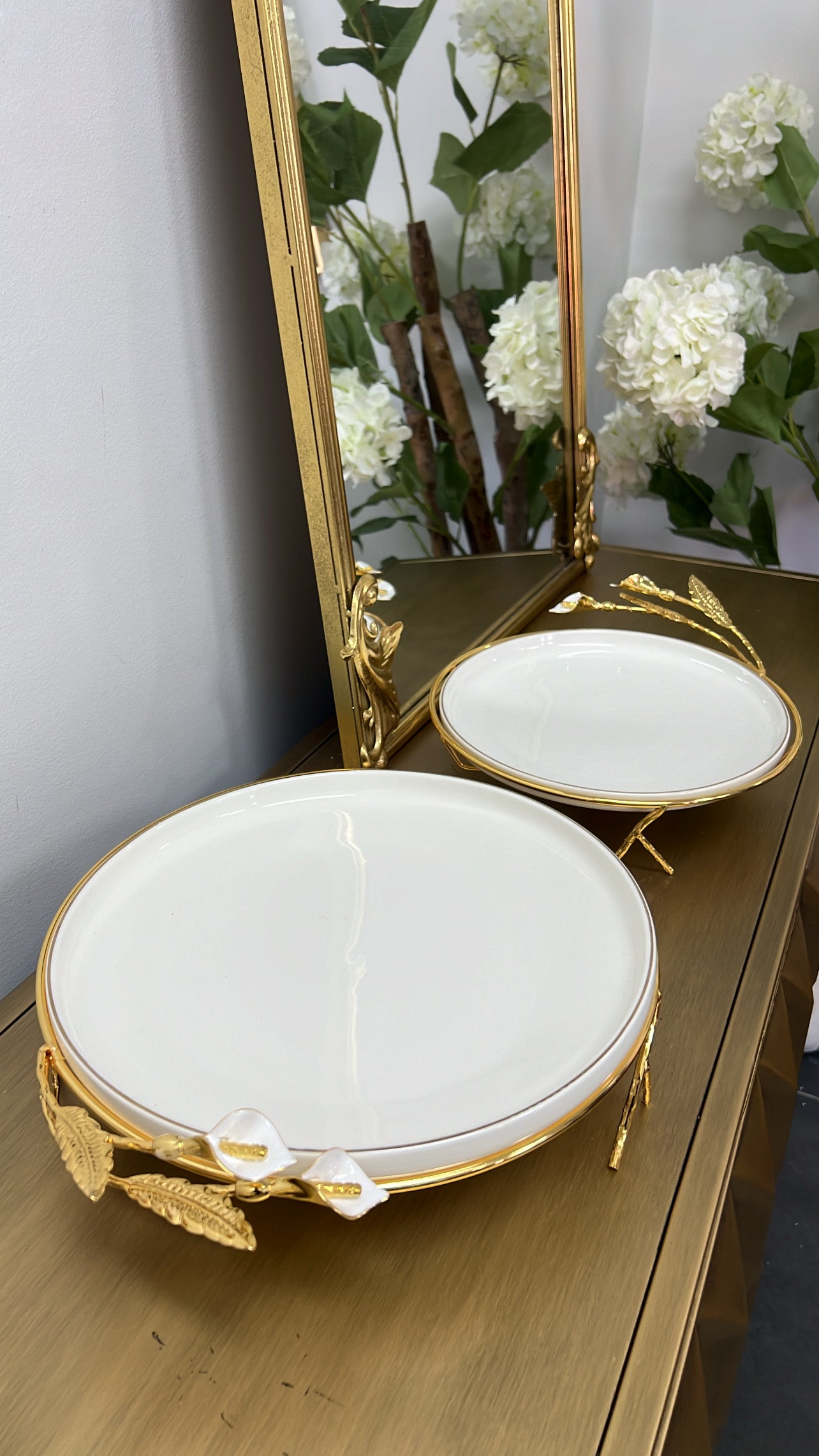 Tulip round gold and white serving platter