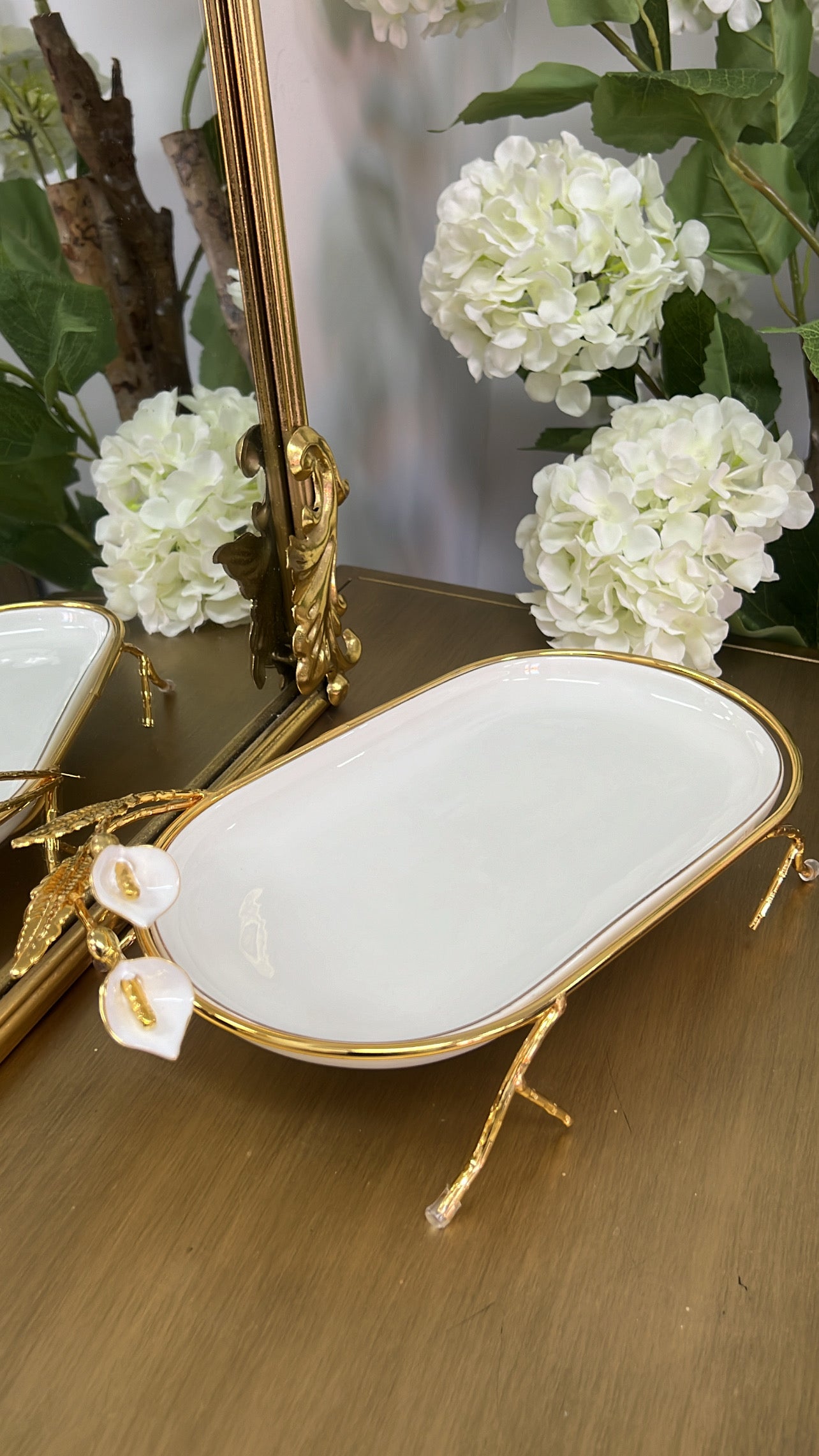 Tulip oval gold and white serving platter