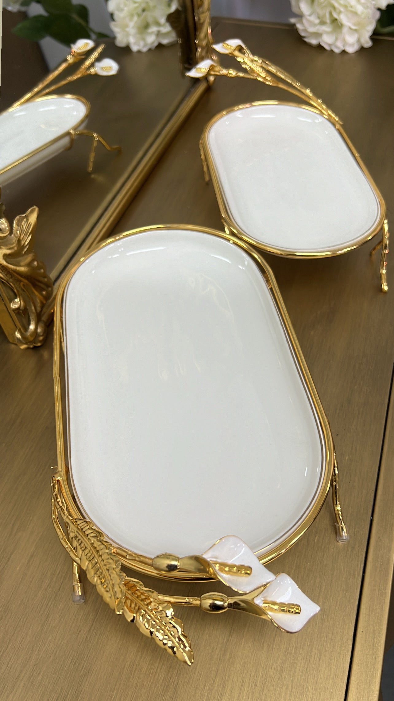 Tulip oval gold and white serving platter