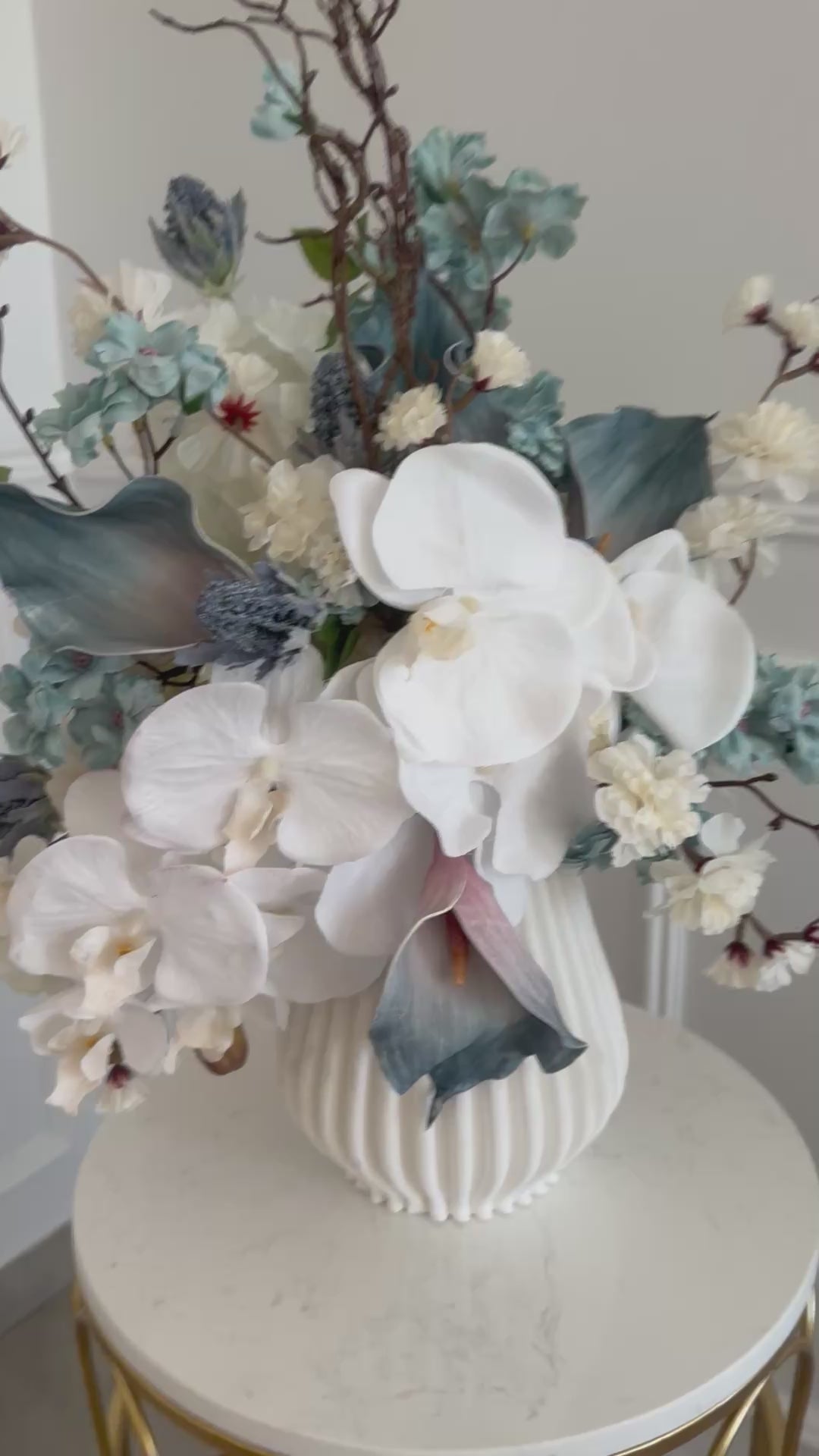 Breeze bloom Floral Arrangement