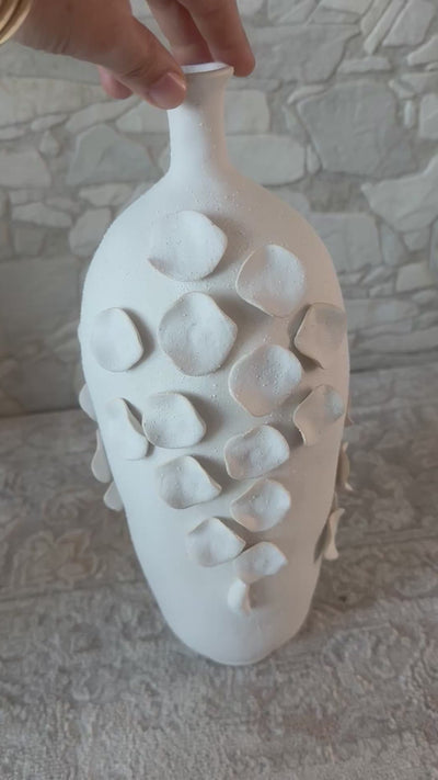 AMPHORA collection Olphe Sculptured pottery vase Matt off white