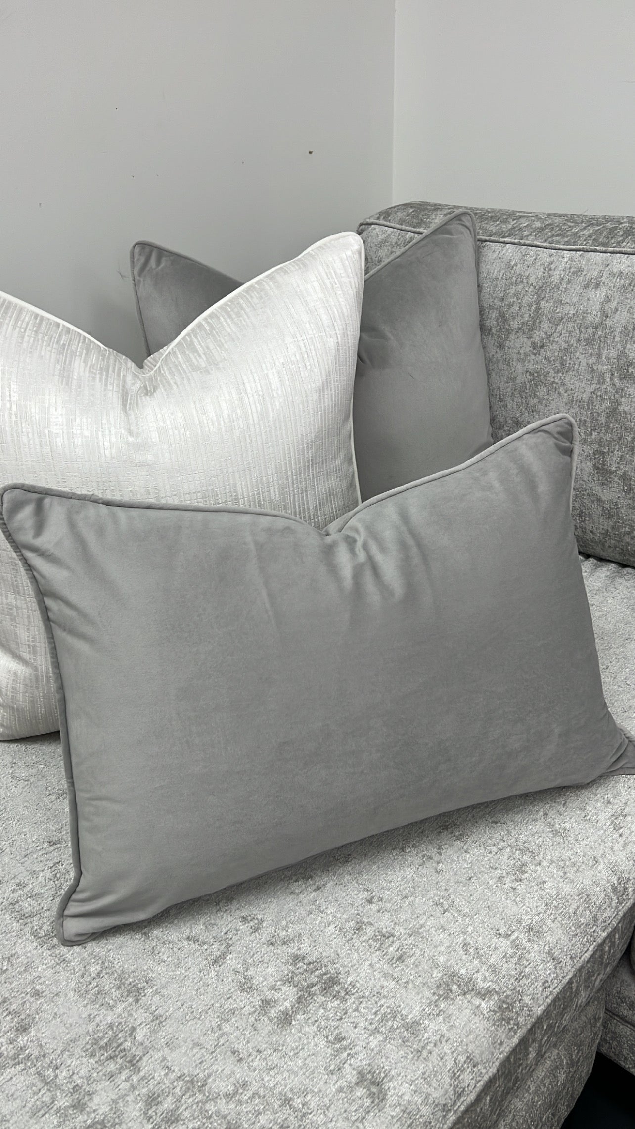 Amaya luxe velvet silver 40x60 - Luscious Homewares